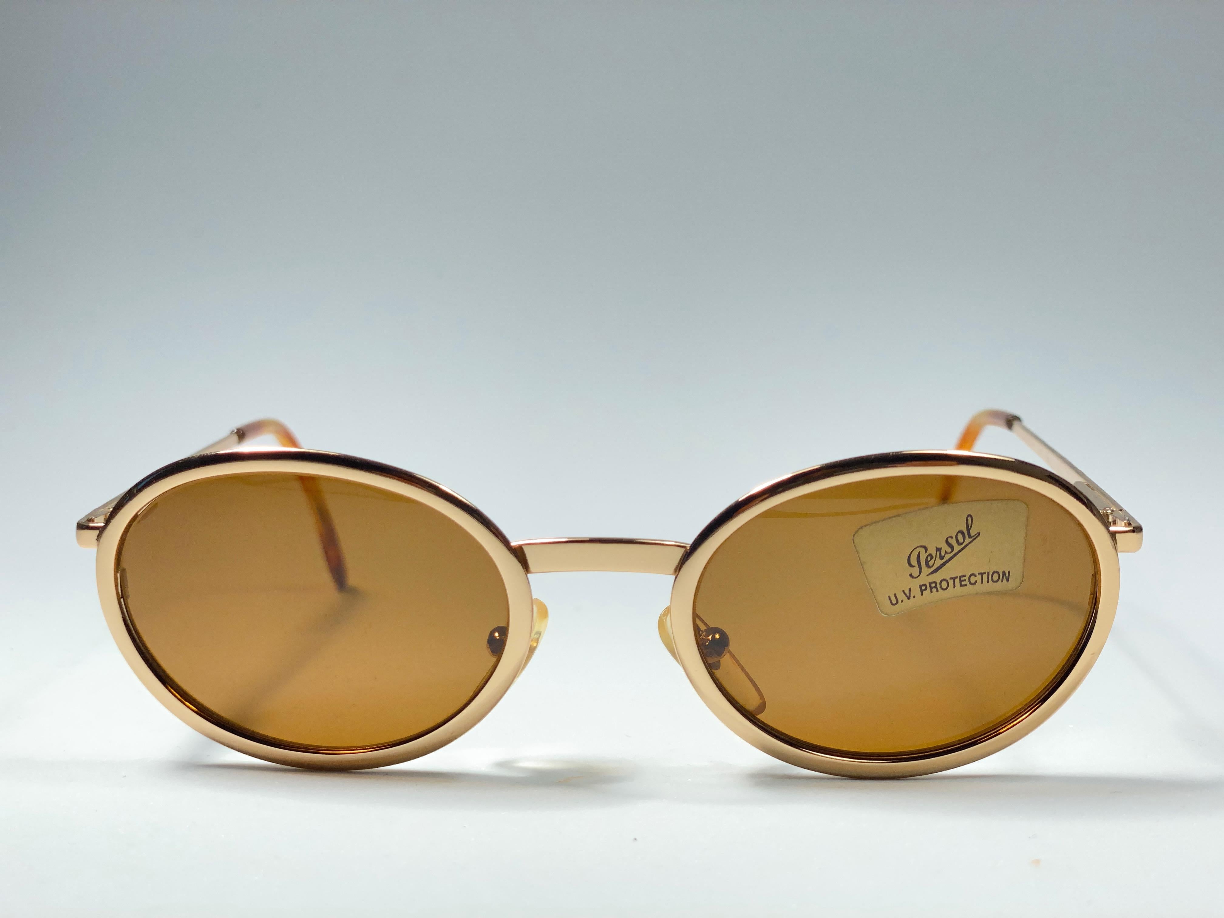 New Vintage Moschino mittlere Größe verziert Rahmen. Makellose braune Linsen.

Hergestellt in Italien.

Produziert und gestaltet in den 1990er Jahren.

Dieser Artikel kann aufgrund der Lagerung leichte Gebrauchsspuren aufweisen.