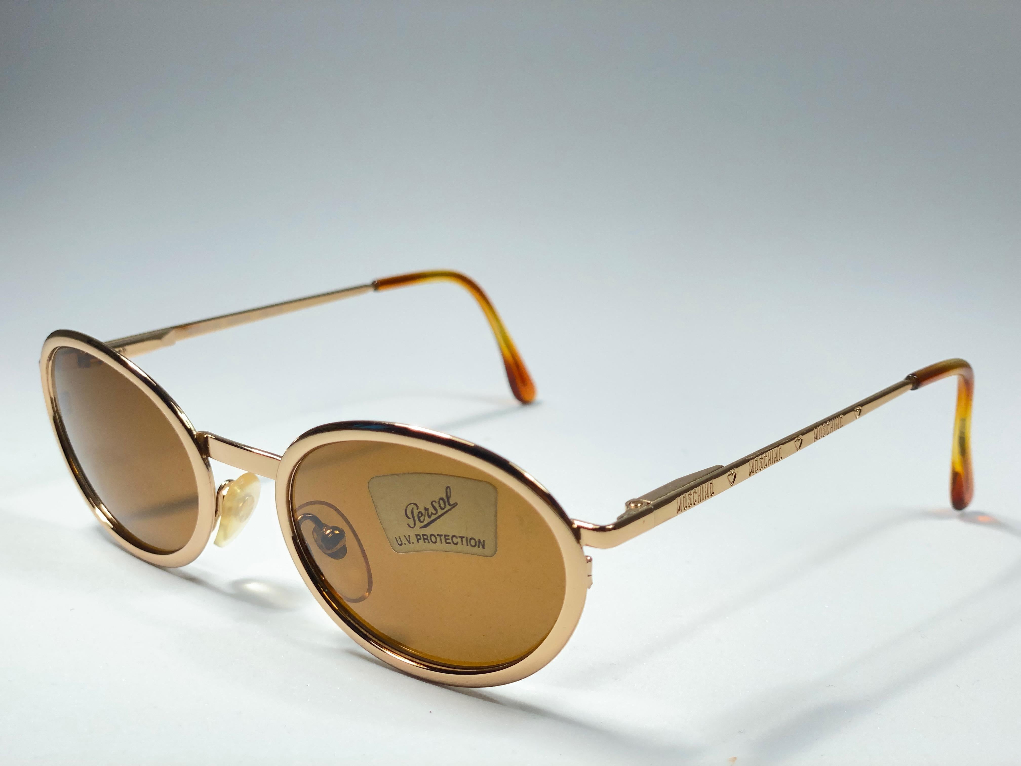 New Vintage Moschino MM244 Oval Medium Gold 1990 Sunglasses Made in Italy In New Condition For Sale In Baleares, Baleares