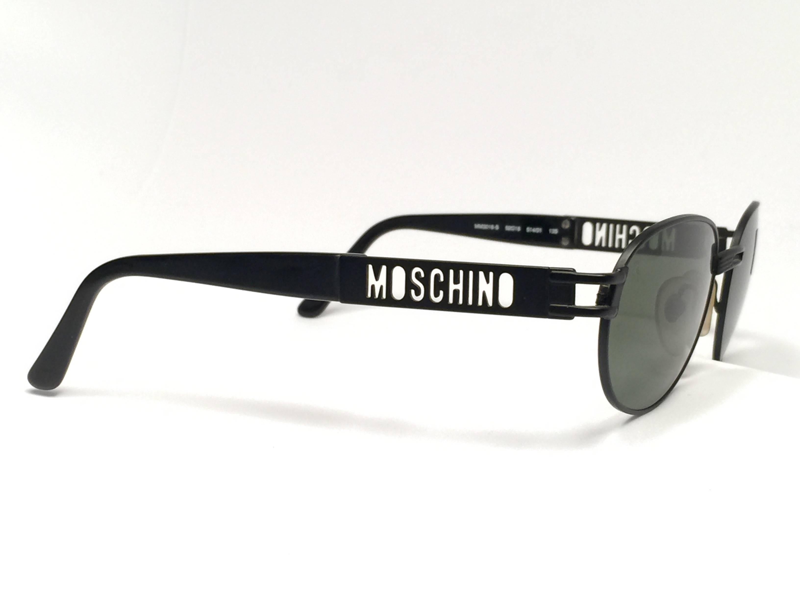 New Vintage Moschino small oval black matte frame with G15 Grey lenses.

Made in Italy.
 
Produced and design in 1990's.

New, never worn or displayed.
