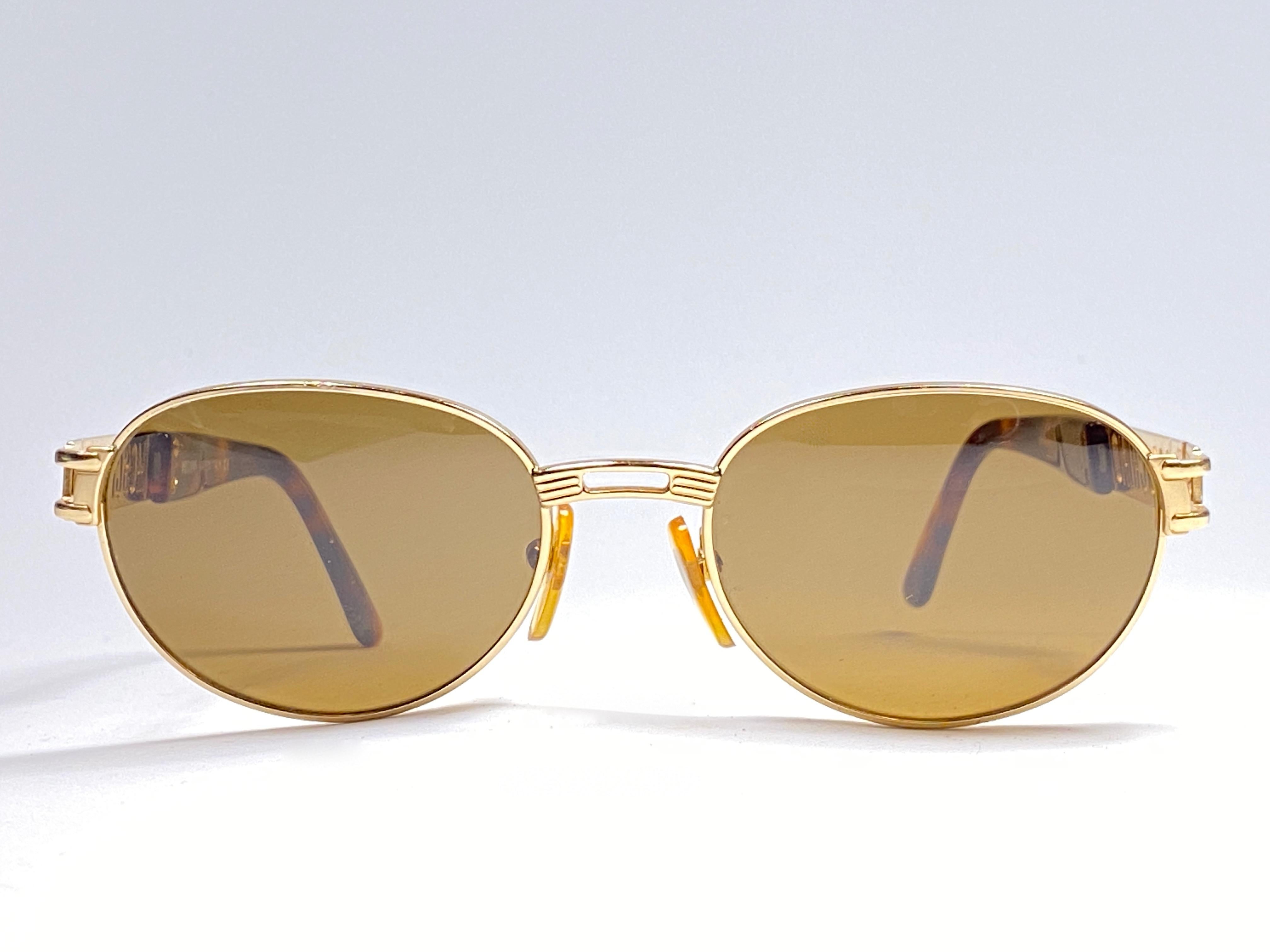 New Vintage Moschino small oval gold frame with G15 Grey lenses.

Made in Italy.
 
Produced and design in 1990's.

This item show minor sign of wear due to storage.
