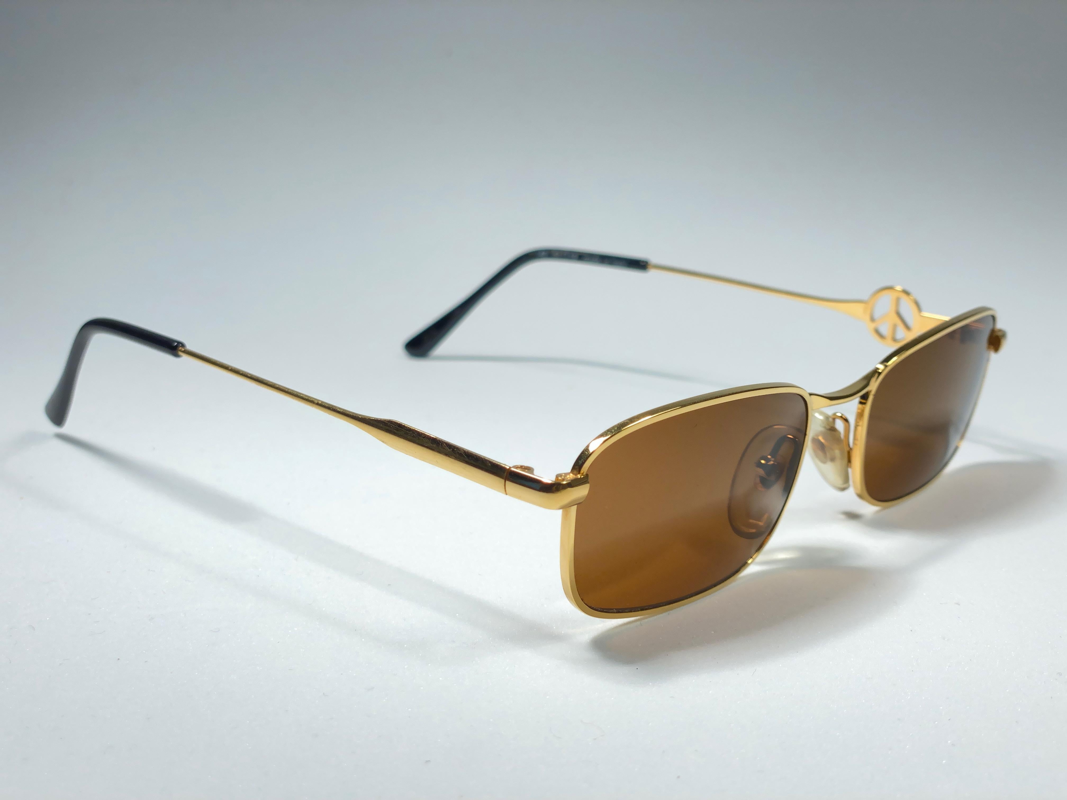 Neu Vintage Moschino MM504 Kleine „Frieden“ Gold 1990 Sonnenbrille, hergestellt in Italien, Vintage (Braun) im Angebot