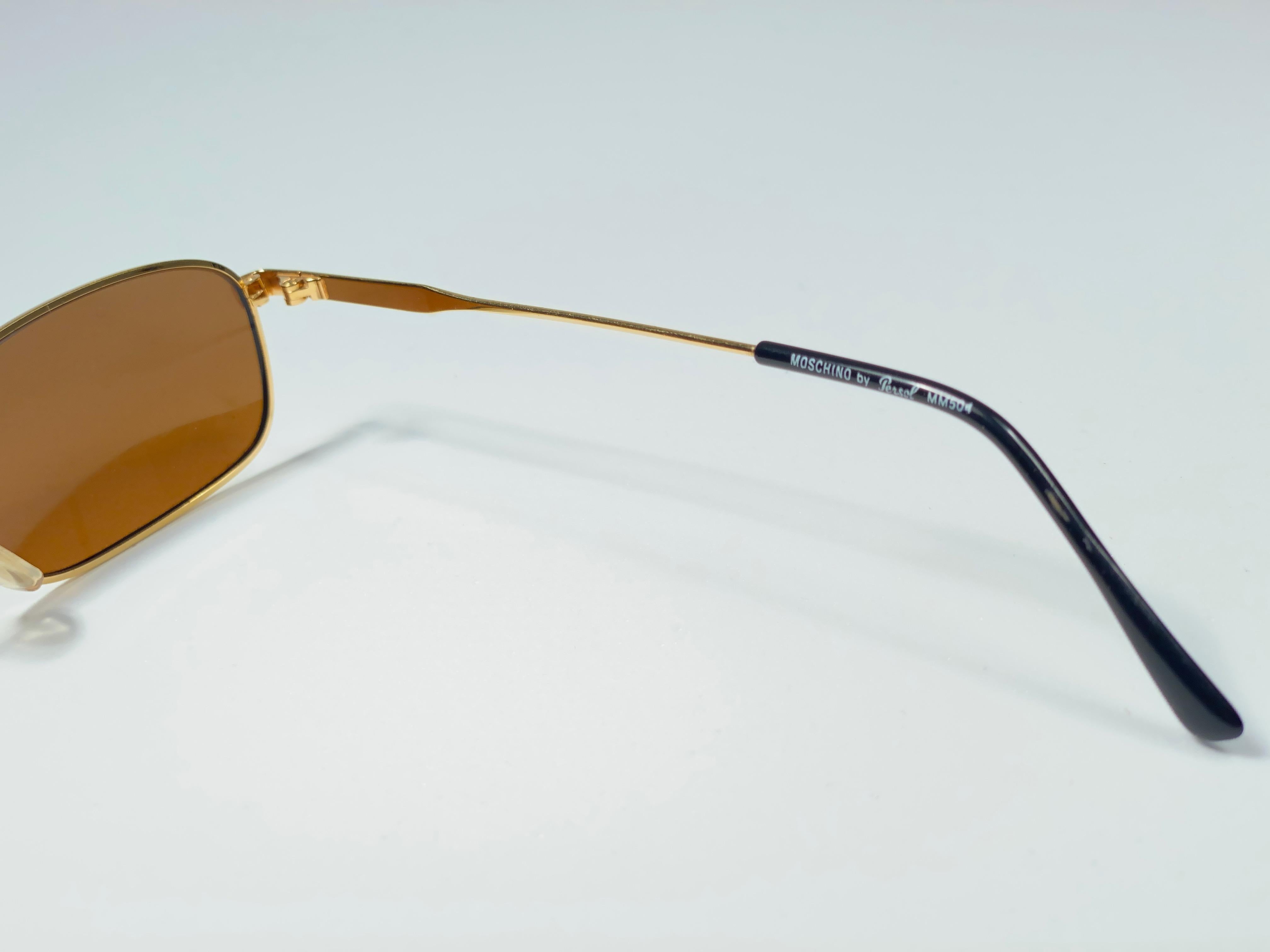 Neu Vintage Moschino MM504 Kleine „Frieden“ Gold 1990 Sonnenbrille, hergestellt in Italien, Vintage für Damen oder Herren im Angebot