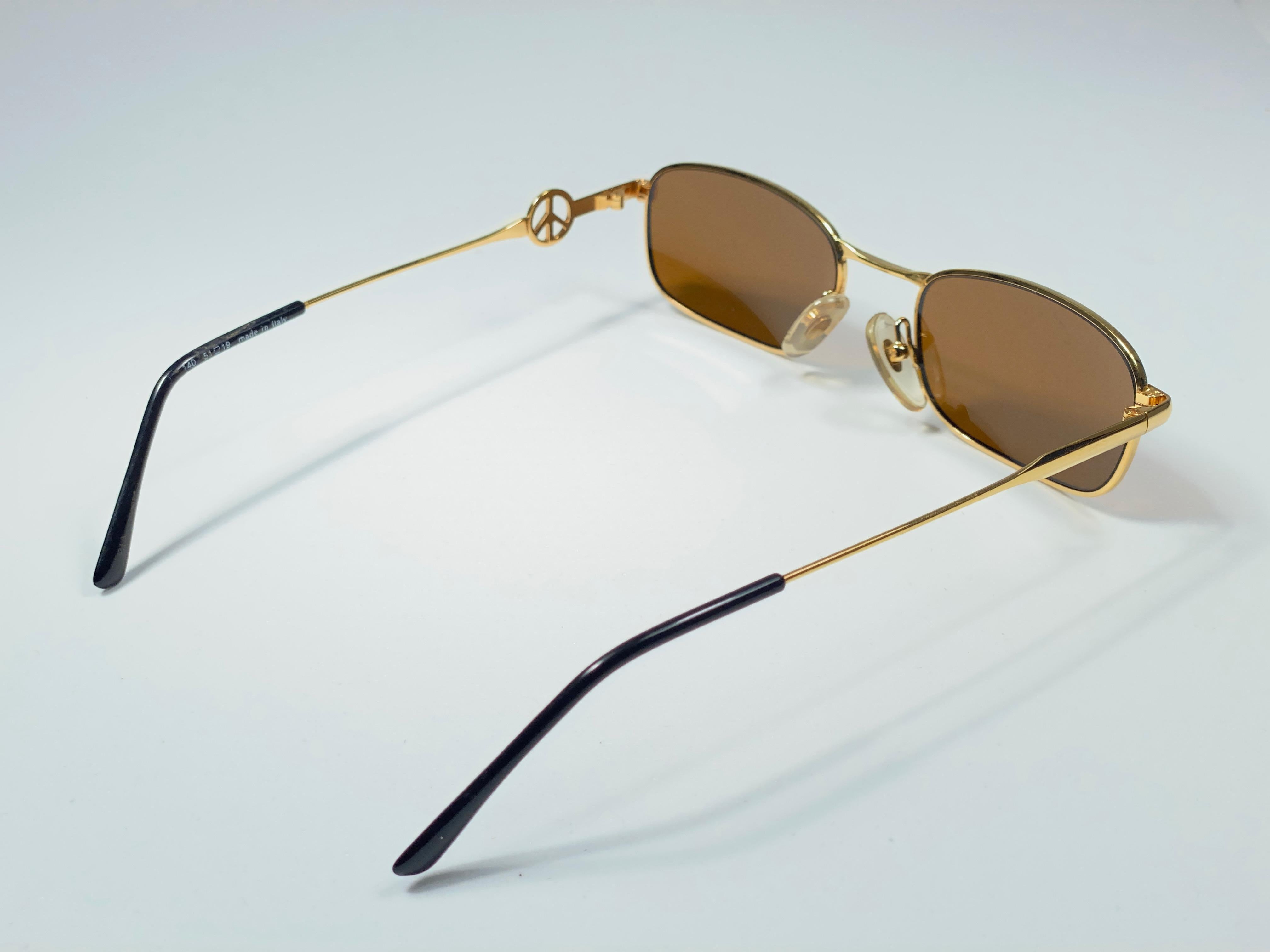 Neu Vintage Moschino MM504 Kleine „Frieden“ Gold 1990 Sonnenbrille, hergestellt in Italien, Vintage im Angebot 1