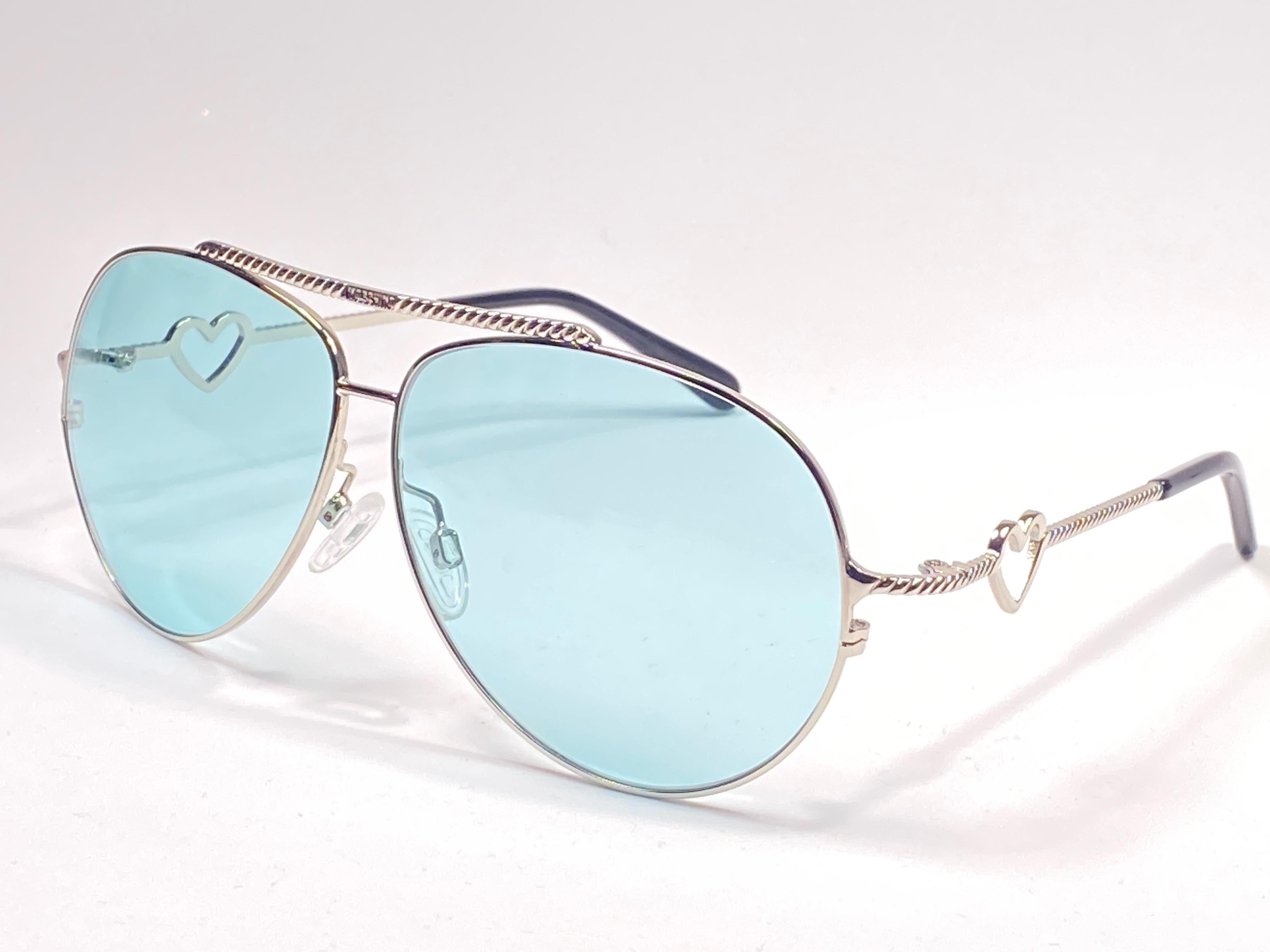 New Vintage Moschino with heart details frame. Spotless turquoise lenses.

Made in Italy.
 
Produced and design in 1990's.

This item may show minor sign of wear due to storage.