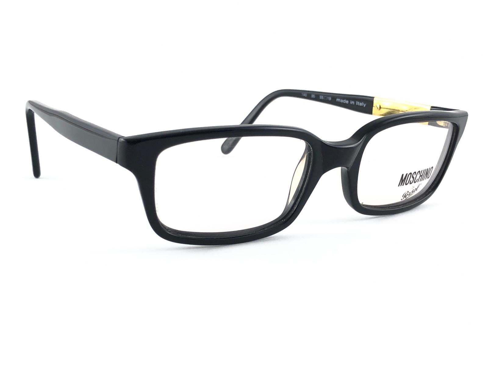 New Vintage Moschino small sleek black frame ready for your prescription lenses.

Made in Italy.
 
Produced and design in 1990's.

This item may show minor sign of wear due to storage.


FRONT : 13.5   CMS

LENS HEIGHT : 3.1 CMS

LENS WIDTH : 5