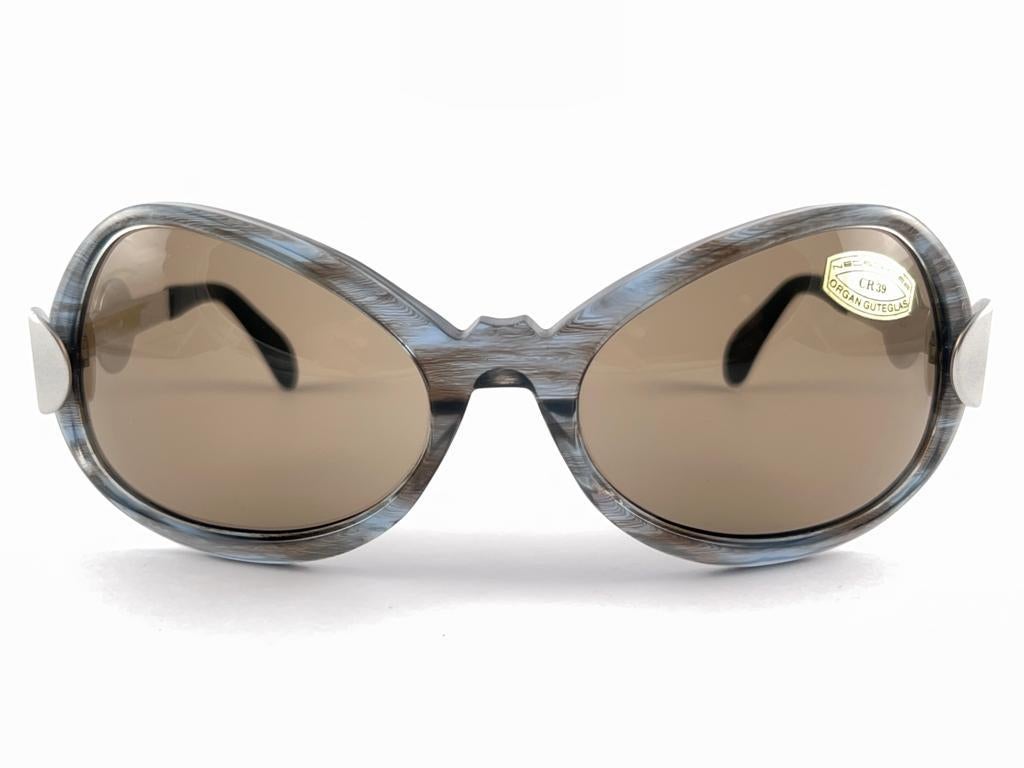 
New Vintage Cool And Sturdy Neostyle Oversized Silver & Marbled Sporting Brown Lenses Sunglasses. 

Amazing Quality, Superb Look. Frame Have Signs Of Wear From Than 30 Years Of Storage.




Made In Germany.





Front                               