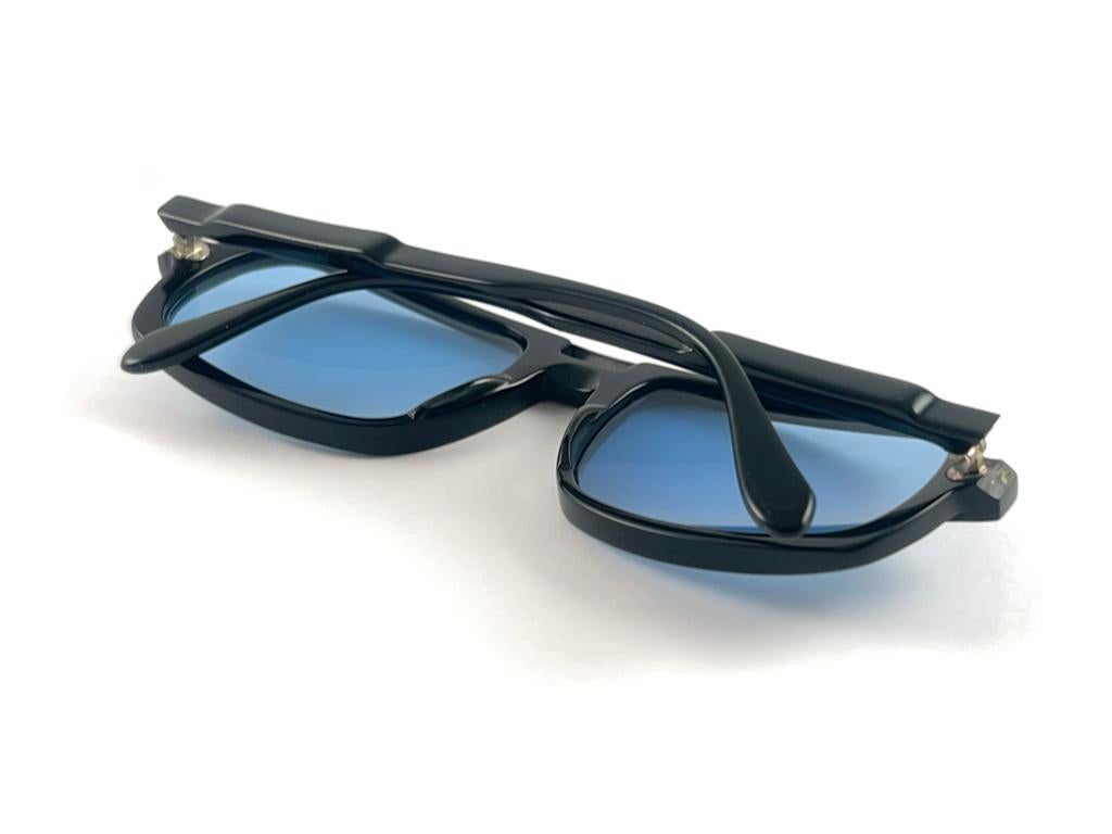 Neue schwarze Techno-Sonnenbrille im neoklassischen Vintage-Stil mit Lichtobjektiv, 1990  im Angebot 5