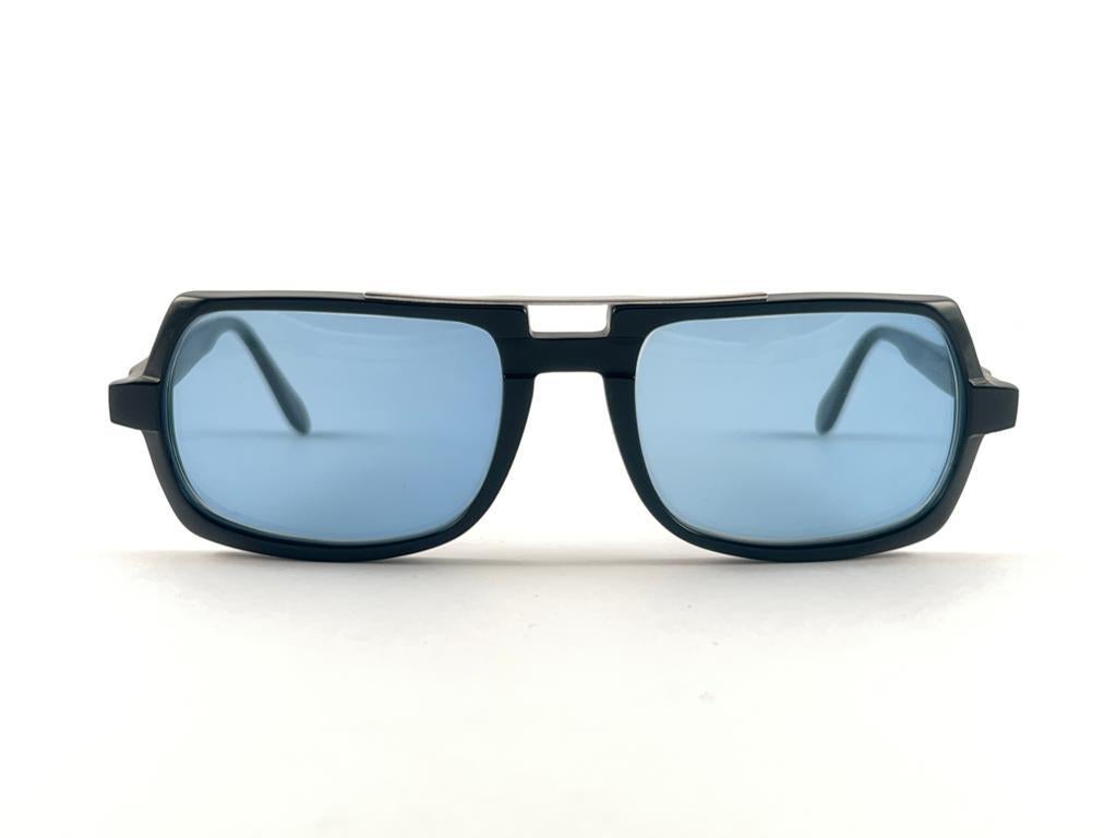 Nouvelles lunettes de soleil vintage Techno Black Light Lens de style néoclassique, 1990  en vente 6