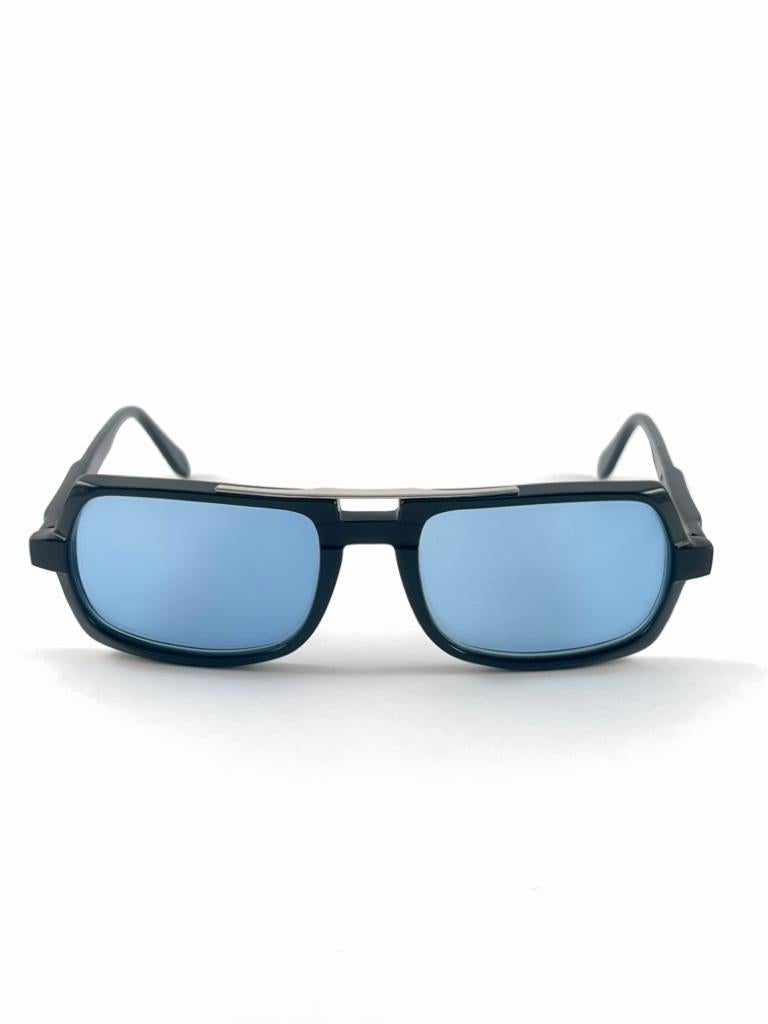 Nouvelles lunettes de soleil vintage Techno Black Light Lens de style néoclassique, 1990 en vente 7