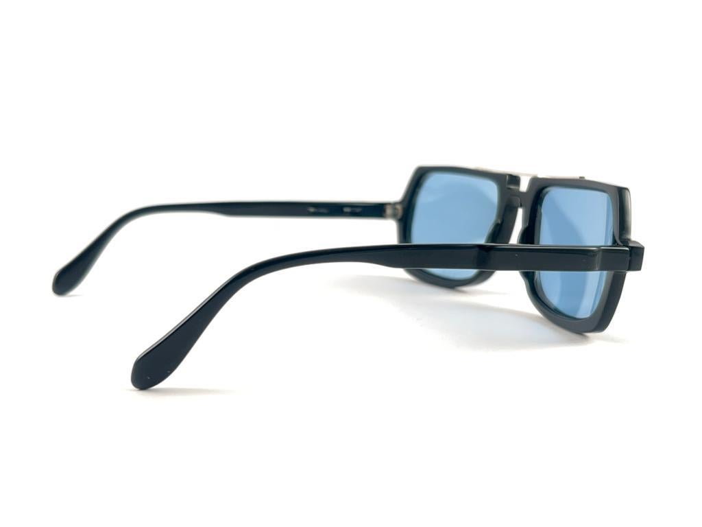 Neue schwarze Techno-Sonnenbrille im neoklassischen Vintage-Stil mit Lichtobjektiv, 1990  (Blau) im Angebot
