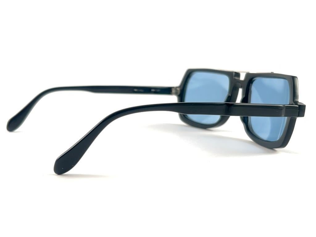 Neue schwarze Techno-Sonnenbrille im neoklassischen Vintage-Stil mit Lichtobjektiv, 1990  im Zustand „Neu“ im Angebot in Baleares, Baleares