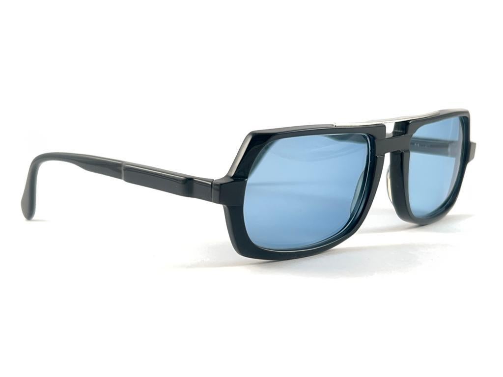 Neue schwarze Techno-Sonnenbrille im neoklassischen Vintage-Stil mit Lichtobjektiv, 1990  für Damen oder Herren im Angebot