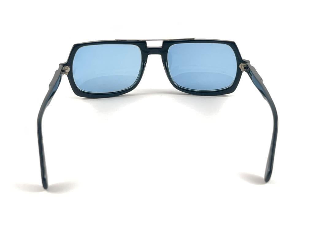 Neue schwarze Techno-Sonnenbrille im neoklassischen Vintage-Stil mit Lichtobjektiv, 1990  im Angebot 3