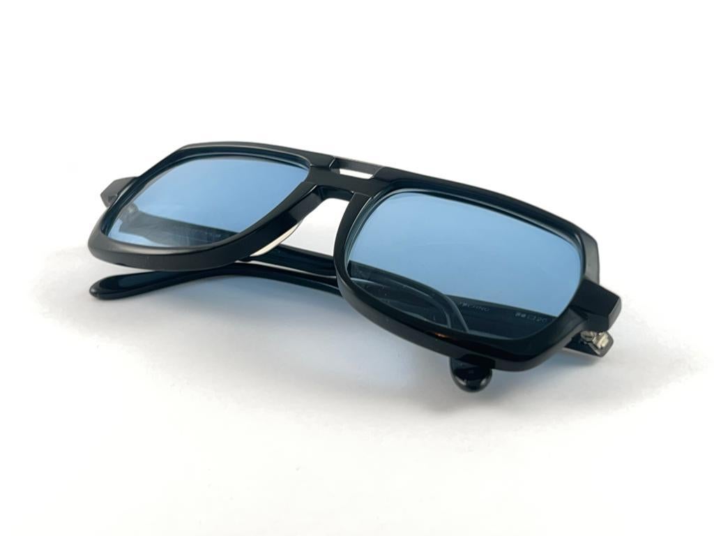 Neue schwarze Techno-Sonnenbrille im neoklassischen Vintage-Stil mit Lichtobjektiv, 1990  im Angebot 4