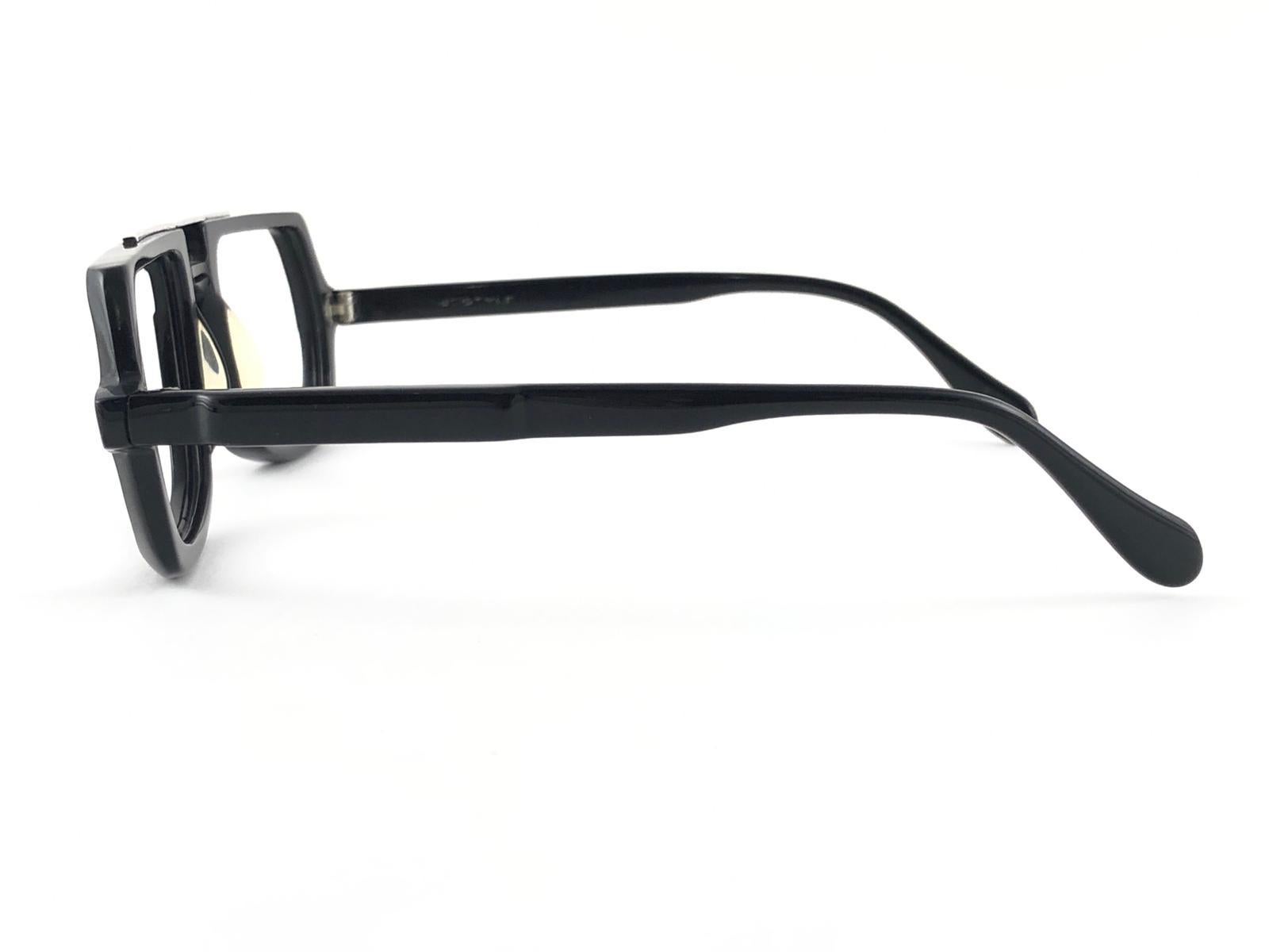 New Vintage Neostyle small sleek black frame ready for your prescription lenses.

Made in Germany.
 
Produced and design in 1990's.

This item may show minor sign of wear due to storage.


FRONT : 13.5   CMS

LENS HEIGHT : 5 CMS

LENS WIDTH : 5.5