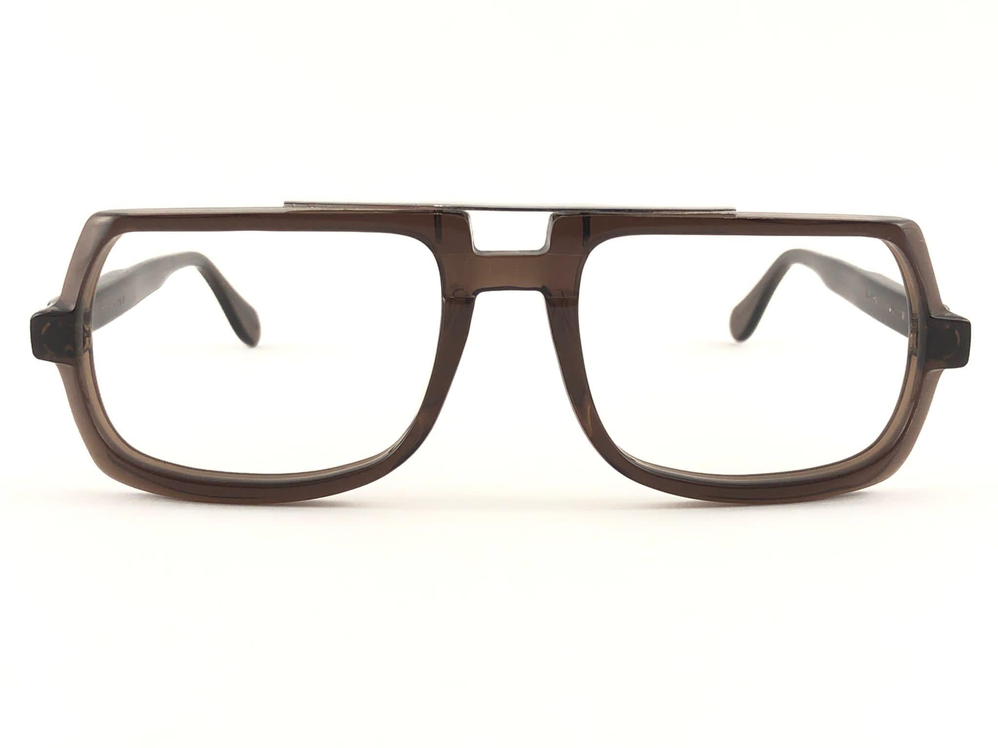 New Vintage Neostyle small sleek brown frame ready for your prescription lenses.

Made in Germany.
 
Produced and design in 1990's.

This item may show minor sign of wear due to storage.


FRONT : 13.5   CMS

LENS HEIGHT : 3.7 CMS

LENS WIDTH : 5.2