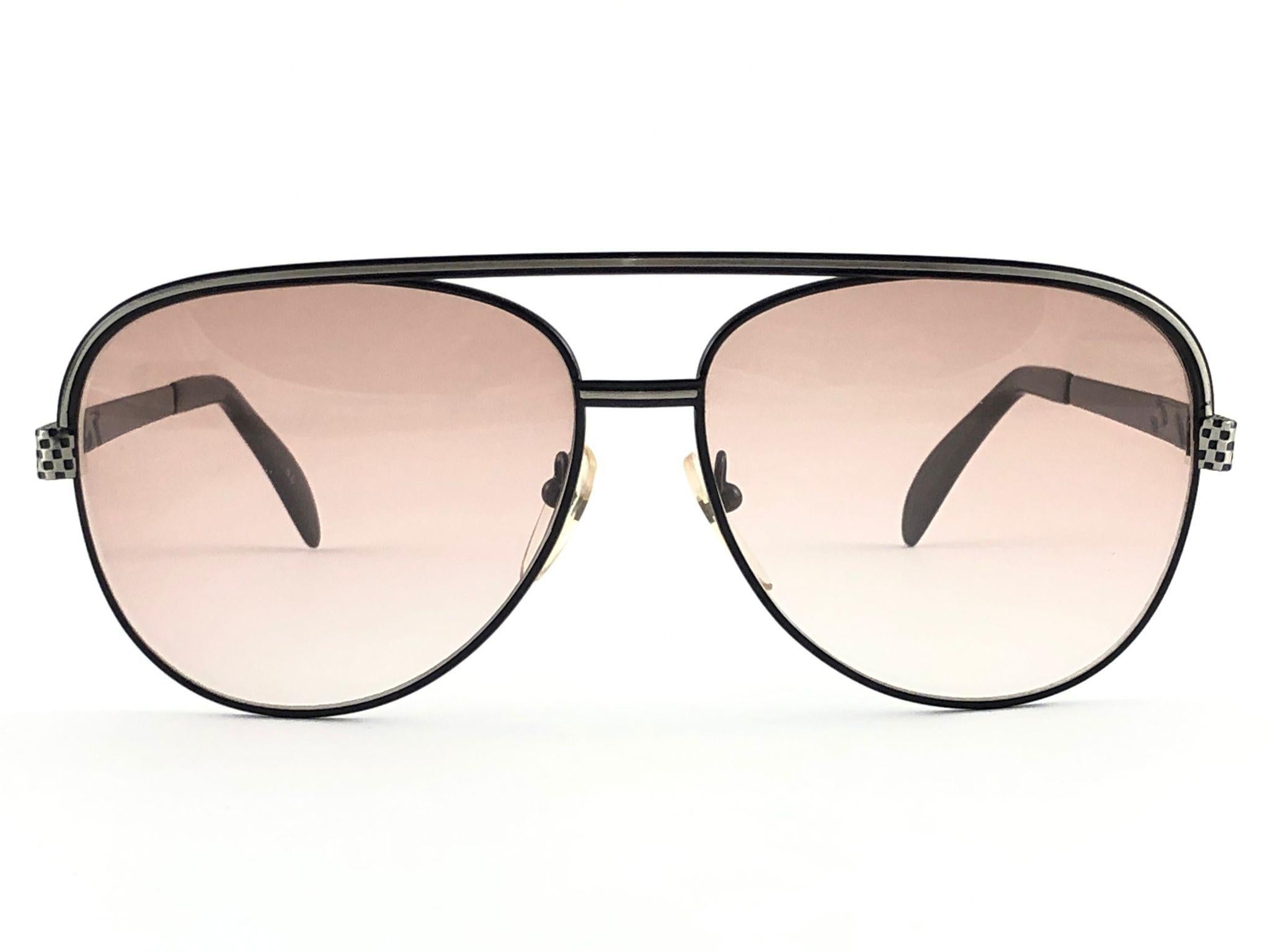 Sunglasses made By Atelier for F1 racer Niki Lauda made in Germany 1980's. 

Oversized Metallic silver frame holding a spotless pair of medium gradient brown lenses.

MEASUREMENTS:

Front :                      14.5 cms
Lens Height :            5.2