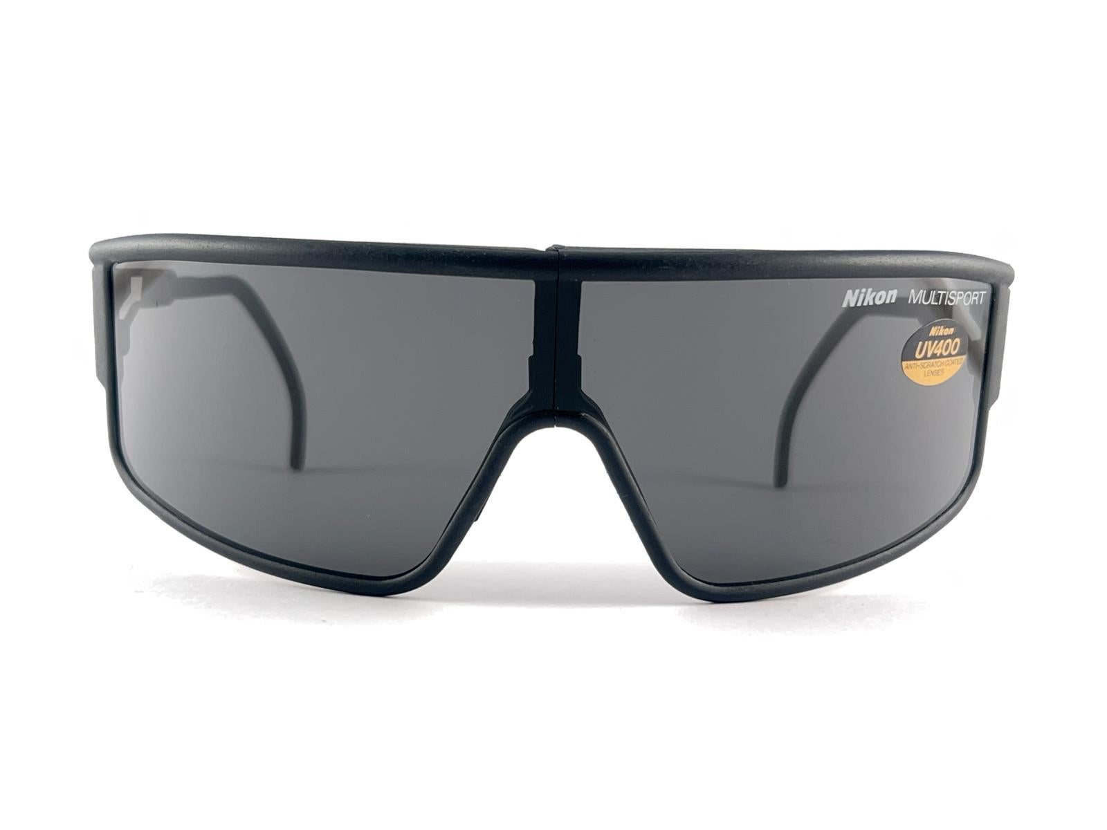 Neu Vintage Nikon Schwarzer klappbarer 4806 Multisport, Vintage  1990'S Hergestellt in Japan im Zustand „Hervorragend“ im Angebot in Baleares, Baleares