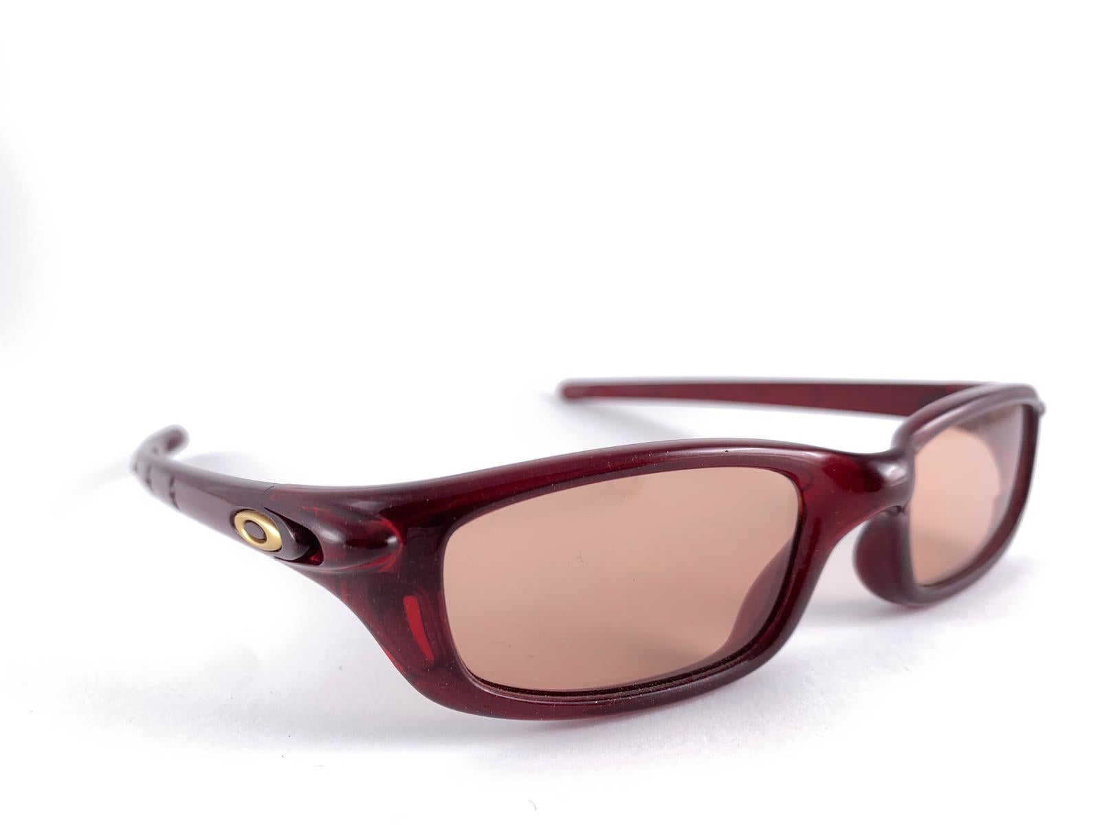 New Vintage Oakley Burgundy Frame Rose Lens 2000's Sunglasses In New Condition For Sale In Baleares, Baleares