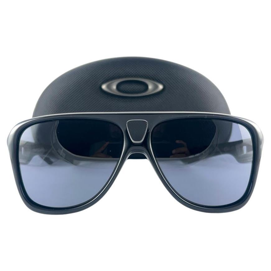 
New Vintage Oakley Dispatch II black Sunglasses. 

New never worn or displayed. This item might show minor sign of wear due to storage.
Comes with its original box and papers as pictured.
Made in Usa