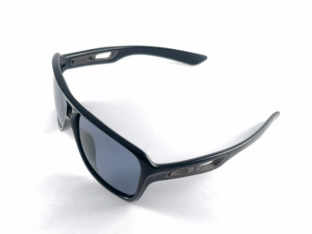 Women's or Men's New Vintage Oakley Dispatch II Black 2005 Sunglasses  For Sale