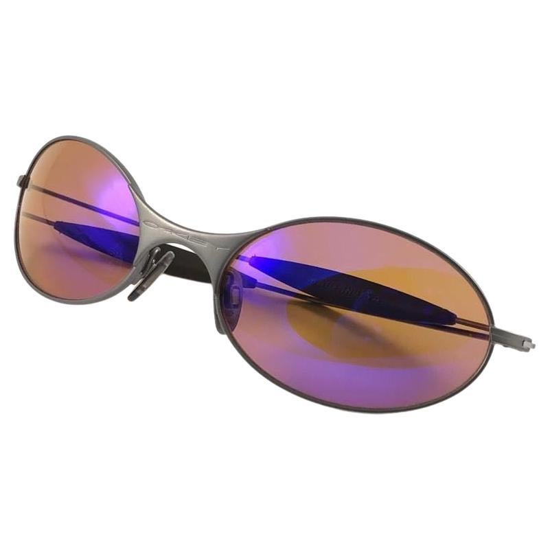 
Nouveau Vintage Oakley E wire Square Sunglasses. Monture en fil métallique avec des verres en iridium rouge.
Neuf, jamais porté ou exposé. Cet article peut présenter des signes mineurs d'usure dus au stockage.
Livré avec sa boîte et ses papiers