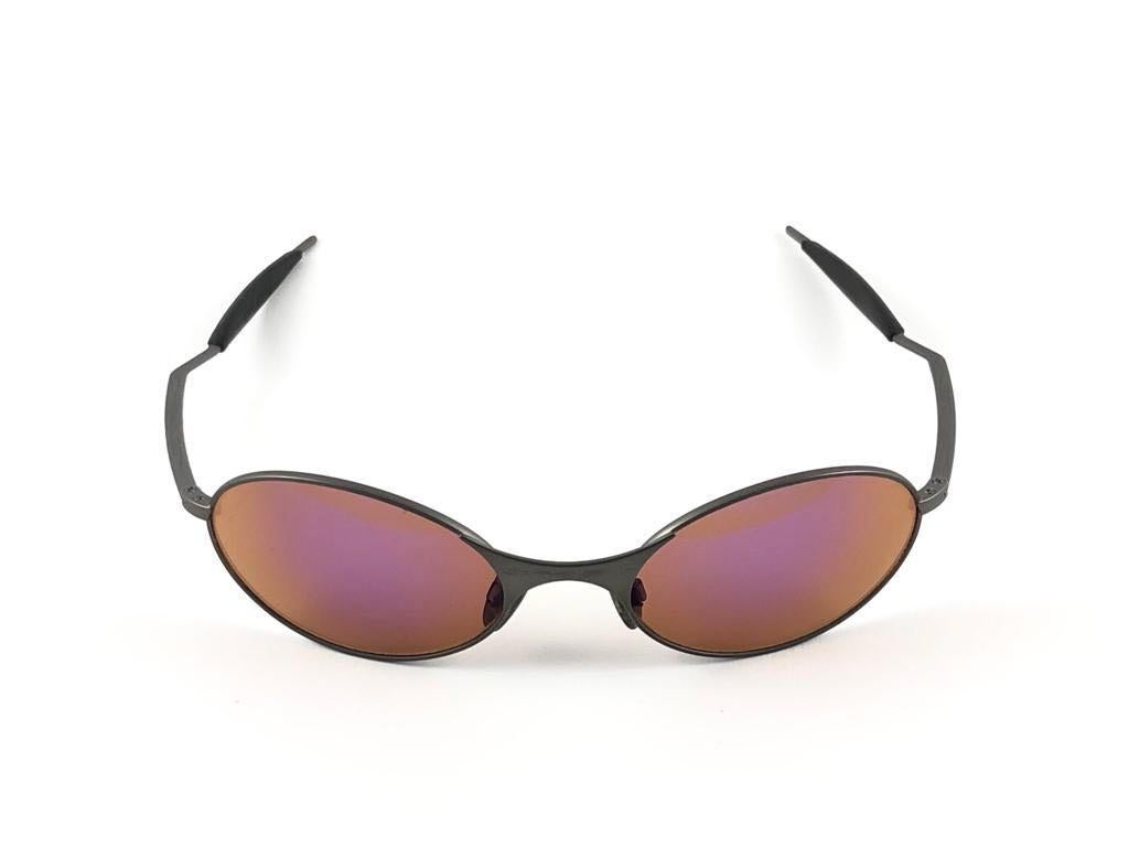 Noir Oakley E Wire lunettes de soleil vintage neuves rouges et noires avec lentille en Iridium 2001 