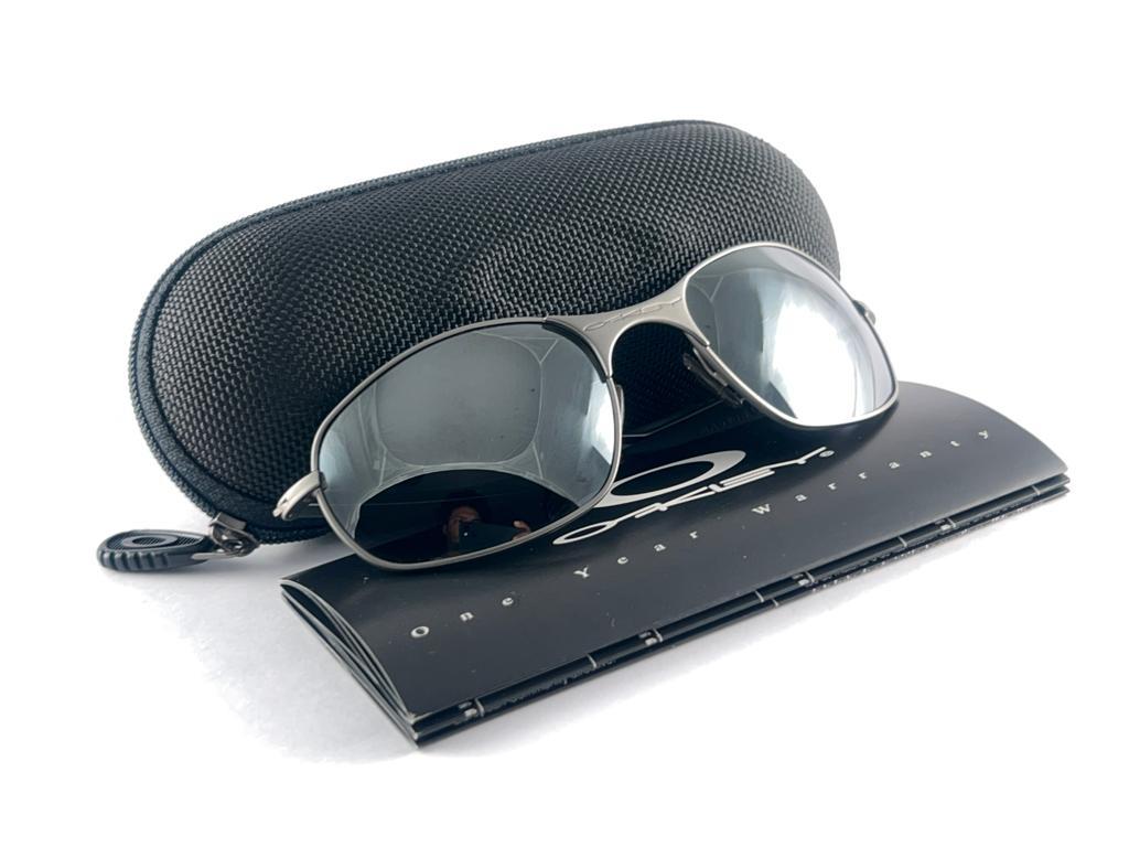 
New Vintage Oakley E wire Sunglasses. Wire frame with black iridium lenses.
New never worn or displayed. This item might show minor sign of wear due to storage.
Comes with its original box and papers as pictured.
Made in Usa