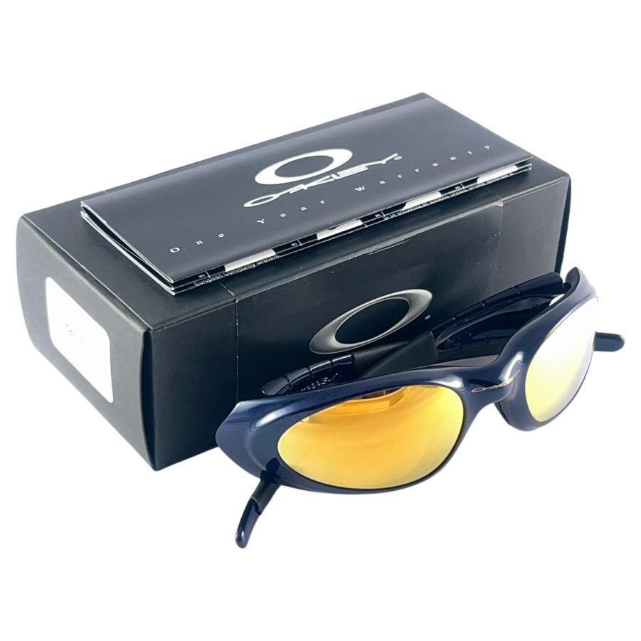
New Vintage Oakley Eye Jacket Frame Sunglasses. Wrap midnight sports frame with gold iridium 24K gold lenses.
New never worn or displayed. This item might show minor sign of wear due to storage.
Comes with its original box and papers as
