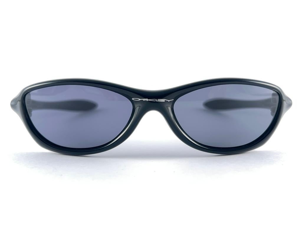 New Vintage Oakley Fate Black Grey Lenses 2003 Sunglasses  For Sale 5
