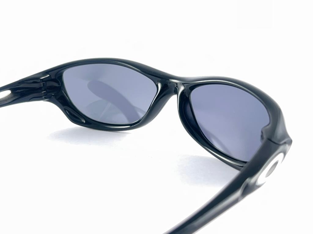 Nero Nuovi occhiali da sole vintage Oakley Fate con lenti nere e grigie 2003