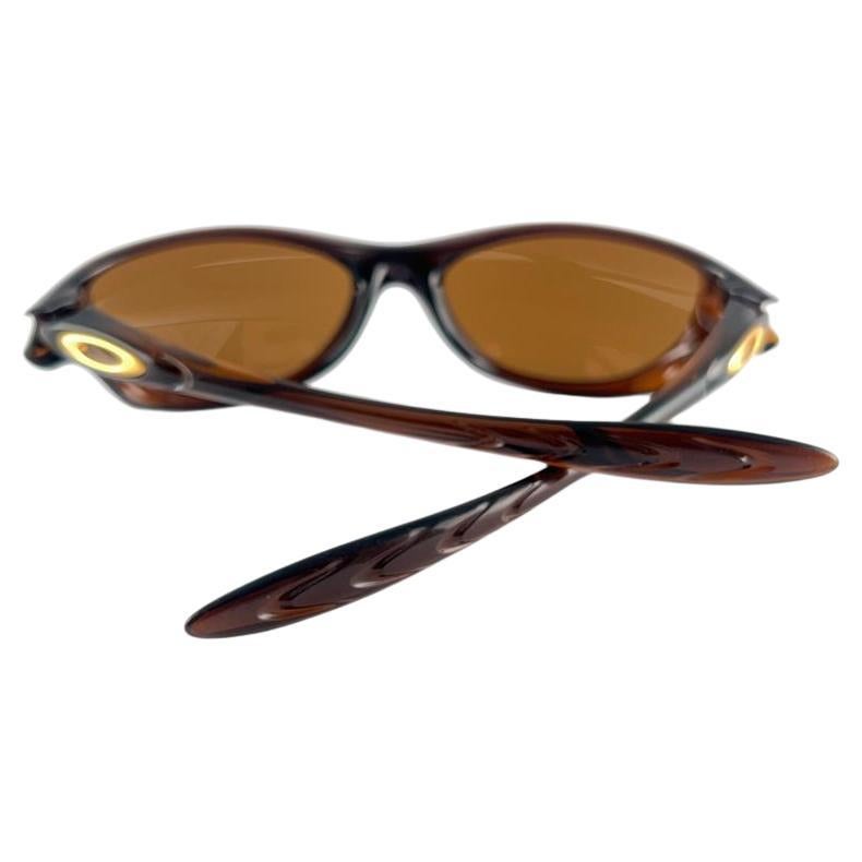 
New Vintage Oakley Fate Sunglasses. Wrap translucent brown sports frame with brown mirror lenses.
New never worn or displayed. This item might show minor sign of wear due to storage.
Comes with its original box and papers as pictured.
Made in Usa