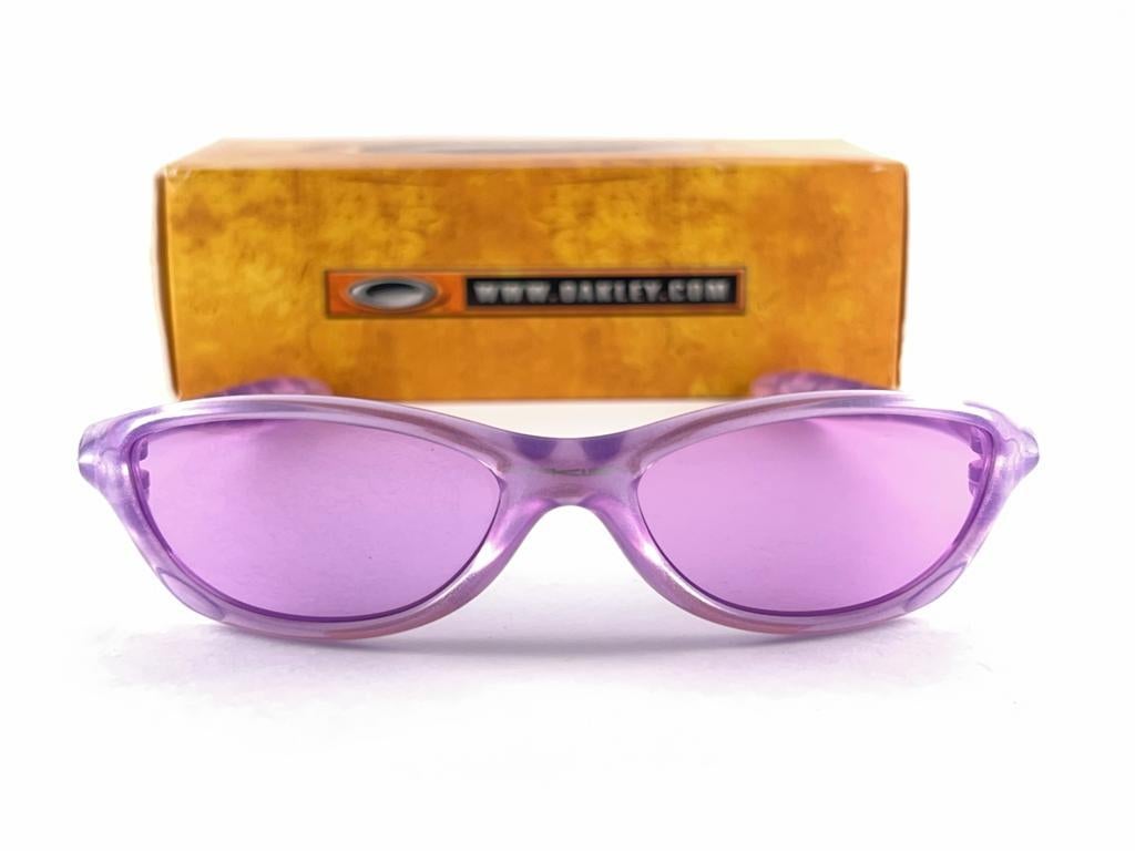 Lavendelfarbene Vintage Eichenholz-Sonnenbrille mit Lavendelrahmen und hellem lila Objektiv 1999  im Angebot 6
