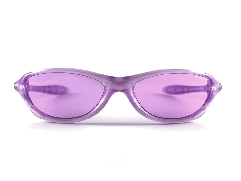 Lavendelfarbene Vintage Eichenholz-Sonnenbrille mit Lavendelrahmen und hellem lila Objektiv 1999  im Angebot 7