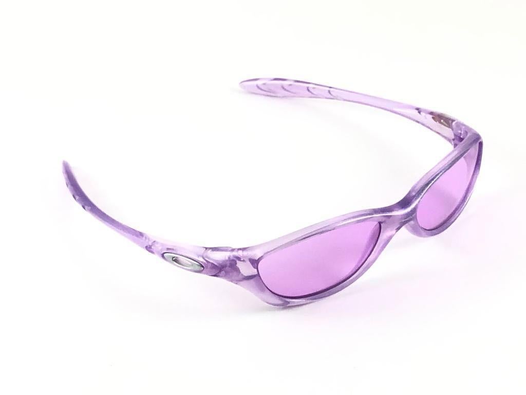 
New Vintage Oakley Fate Frame Sunglasses. Wrap Lavender sports frame with light purple lenses.
New never worn or displayed. This item might show minor sign of wear due to storage.
Comes with its original box and papers as pictured.
Made in Usa