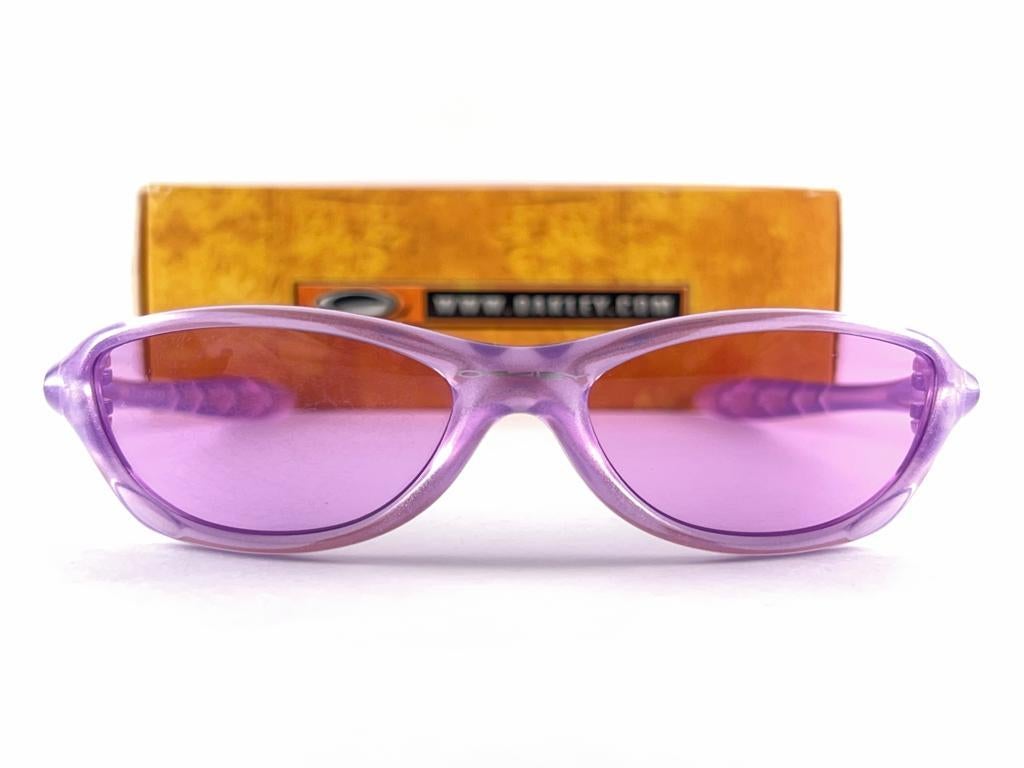 
Neue Vintage Oakley Fate Frame Sonnenbrille. Lavendelfarbener Sportrahmen mit hellvioletten Gläsern.
Neu, nie getragen oder ausgestellt. Dieser Artikel kann aufgrund der Lagerung leichte Gebrauchsspuren aufweisen.
Kommt mit seiner ursprünglichen