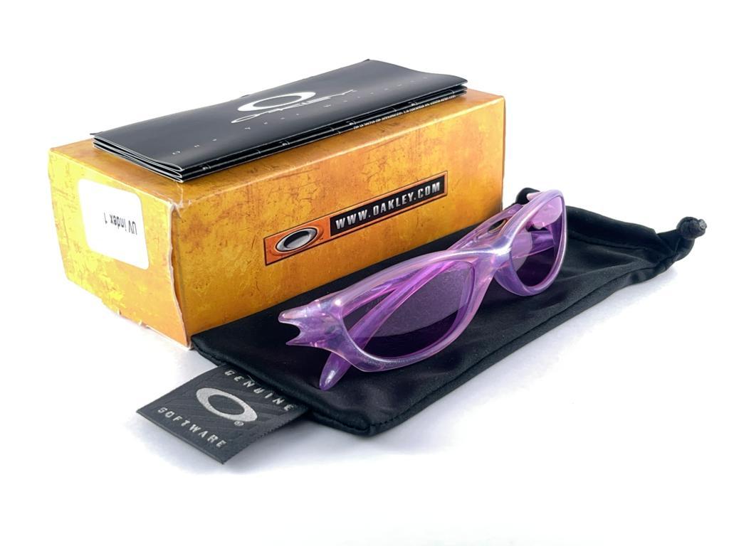 Lavendelfarbene Vintage Eichenholz-Sonnenbrille mit Lavendelrahmen und hellem lila Objektiv 1999  (Violett) im Angebot