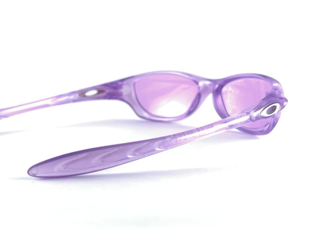 Lavendelfarbene Vintage Eichenholz-Sonnenbrille mit Lavendelrahmen und hellem lila Objektiv 1999  im Zustand „Neu“ im Angebot in Baleares, Baleares