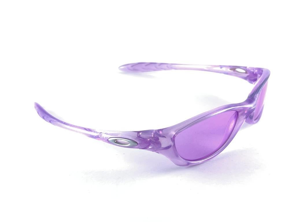 Lavendelfarbene Vintage Eichenholz-Sonnenbrille mit Lavendelrahmen und hellem lila Objektiv 1999  für Damen oder Herren im Angebot