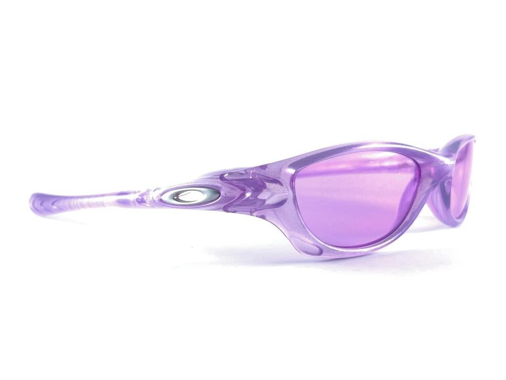 Lavendelfarbene Vintage Eichenholz-Sonnenbrille mit Lavendelrahmen und hellem lila Objektiv 1999  im Angebot 1