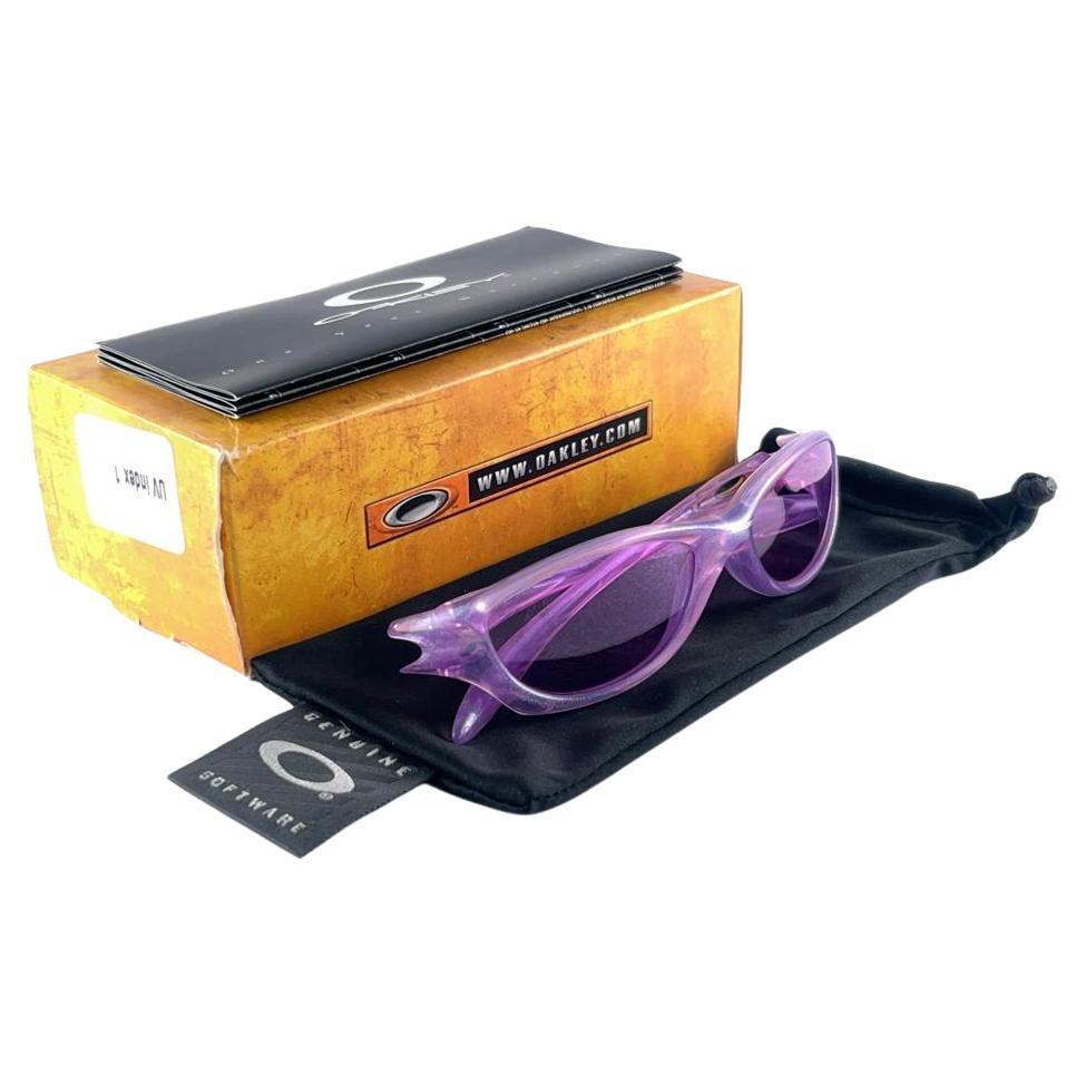 Lavendelfarbene Vintage Eichenholz-Sonnenbrille mit Lavendelrahmen und hellem lila Objektiv 1999 