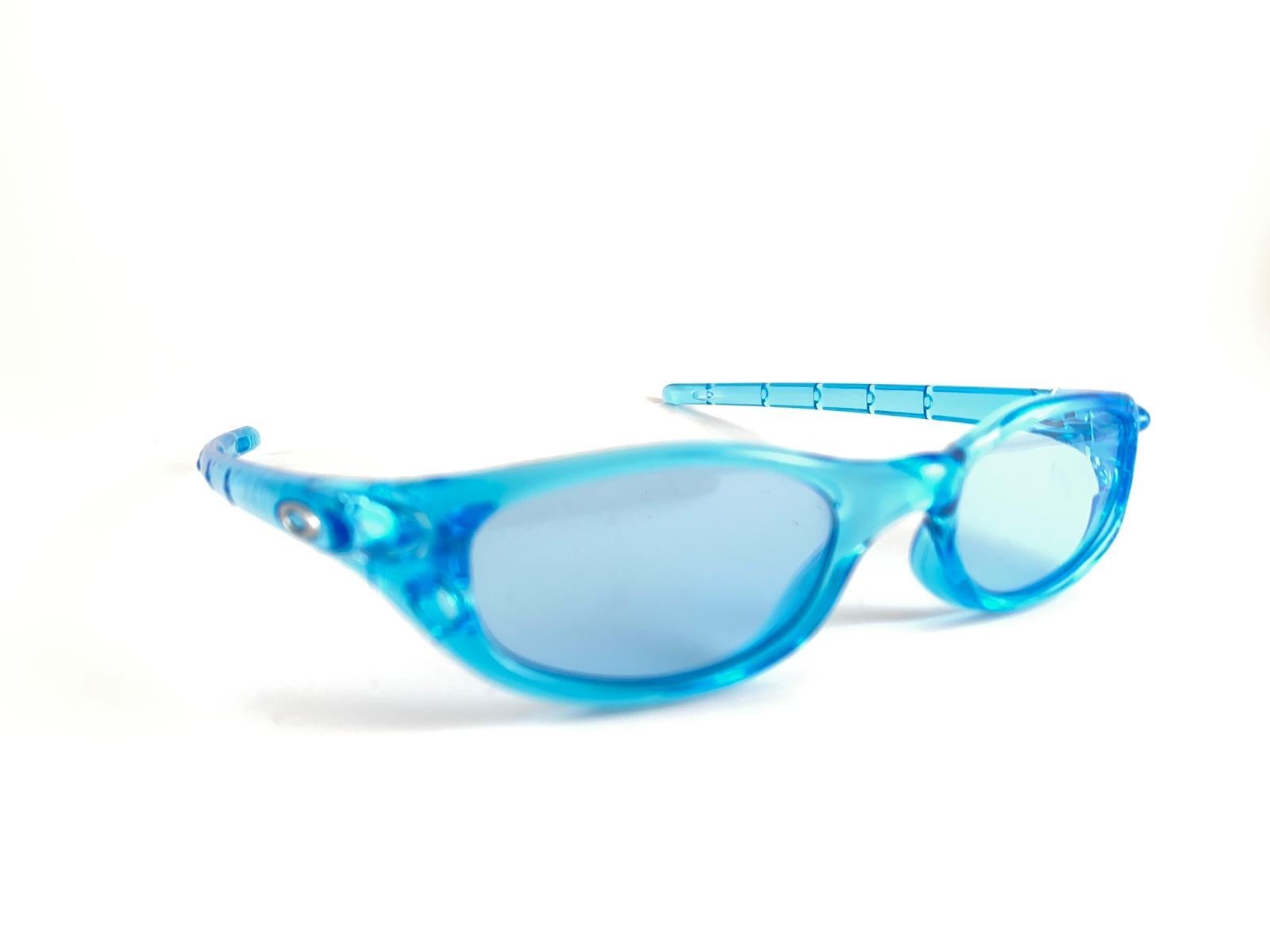 
New Vintage Oakley Fate Frame Sunglasses. Wrap light blue sports frame with light blue lenses.
New never worn or displayed. This item might show minor sign of wear due to storage.

Made in Usa