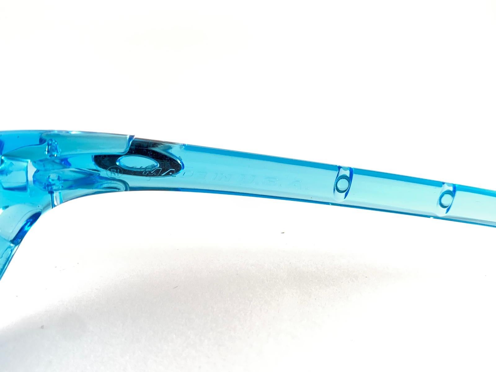 New Vintage Oakley Fate Light Blue Frame Light Purple Lens 1999 Sunglasses In New Condition For Sale In Baleares, Baleares
