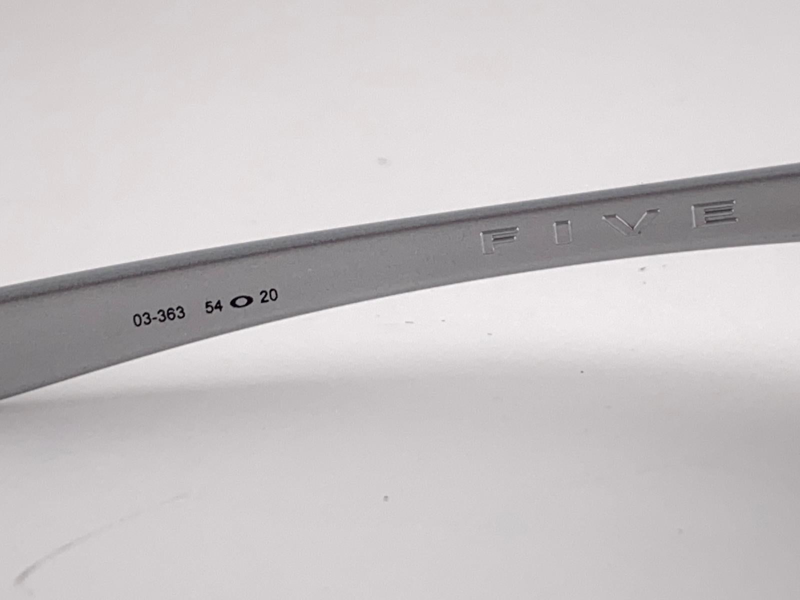 
New Vintage Oakley FIVE Sunglasses. Monture sport enveloppante gris mat avec verres miroirs dorés.
Neuf, jamais porté ni exposé. Cet article peut présenter des signes mineurs d'usure dus au stockage.

Fabriqué en Usa