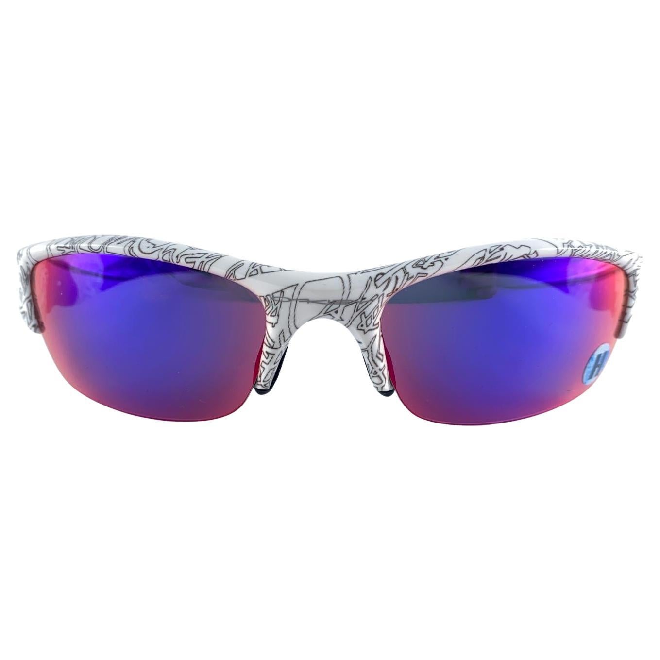 
New Vintage Oakley Flak Half Frame Sunglasses. Wrap around sports frame with mirrored lenses.
New never worn or displayed. This item might show minor sign of wear due to storage.

Made in Usa