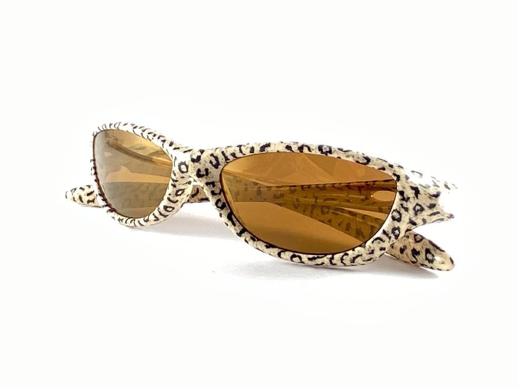 
Nuevas gafas de sol vintage Oakley Four Cheetah. Montura deportiva con estampado envolvente y lentes doradas.
Nuevo, nunca usado ni expuesto. Este artículo puede mostrar pequeños signos de desgaste debido al almacenamiento.
Viene con su caja