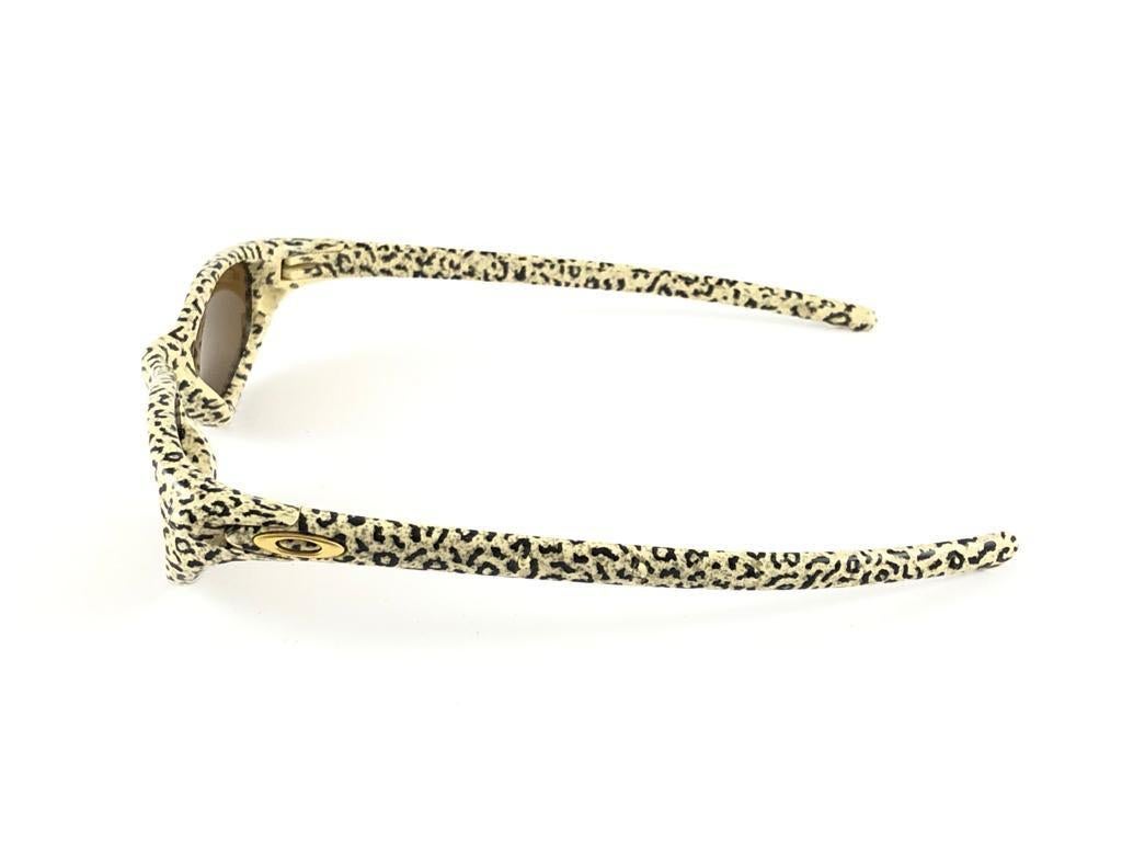 New Vintage Oakley Four Cheetah Gold Iridium 2000 Sunglasses In New Condition In Baleares, Baleares