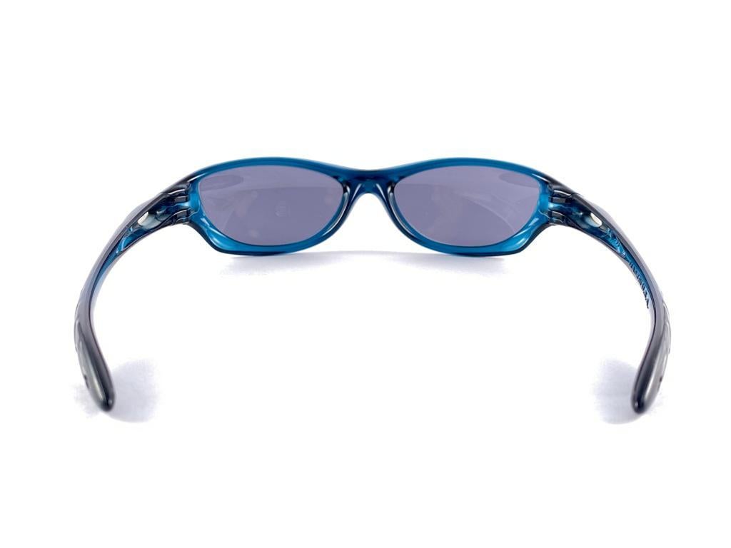 New Vintage Oakley Four Crystal Blue Gold Iridium Lenses 2000 Sunglasses  For Sale 2