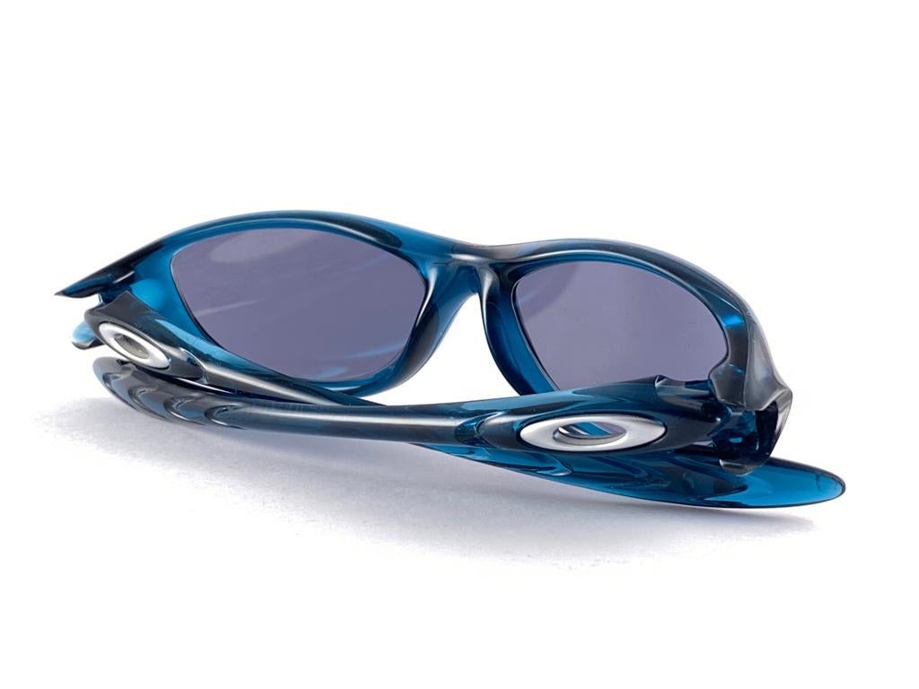 New Vintage Oakley Four Crystal Blue Gold Iridium Lenses 2000 Sunglasses  For Sale 4