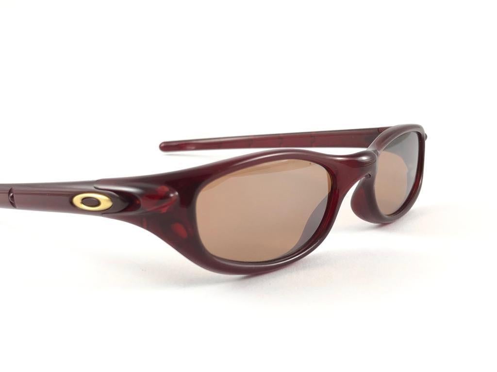 
New Vintage Oakley Four Crystal Sunglasses. Wrap deep red sports frame with VR50 black iridium lenses.
New never worn or displayed. This item might show minor sign of wear due to storage.
Comes with its original box and papers as pictured.
Made in